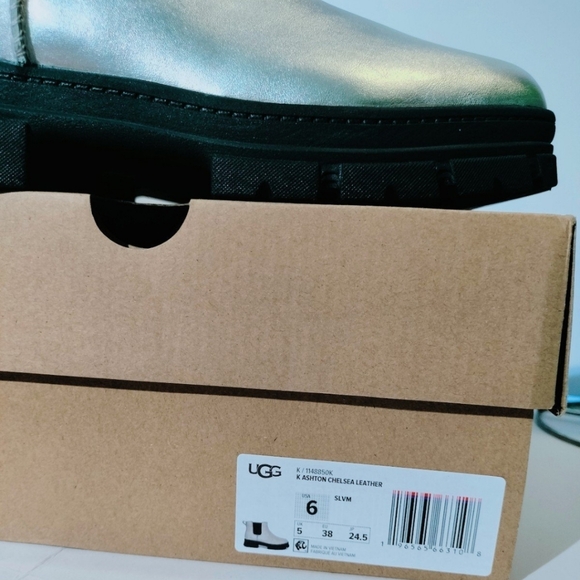 UGG Metallic Silver Chelsea Boots - Picture 5 of 9